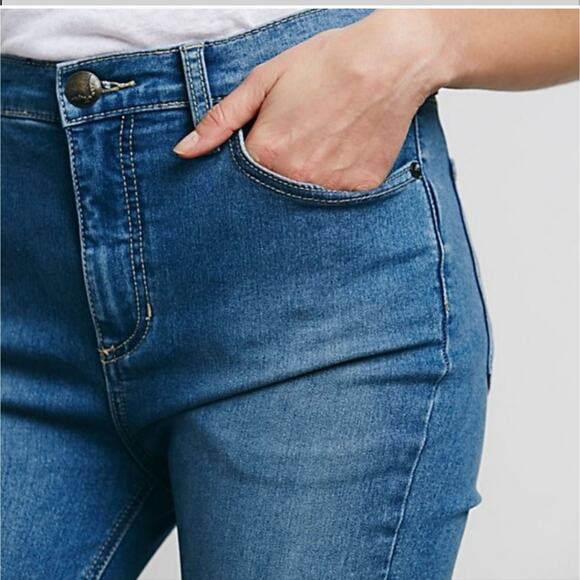 FREE PEOPLE HI RISE ROLLER SKINNY JEANS WOMEN'S SIZE 27 MEDIUM WASH - Picture 3 of 16